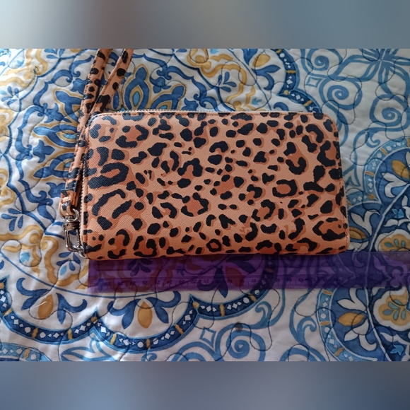 Steve Madden Cheetah/Leopard Wristlet Wallet - Picture 5 of 7